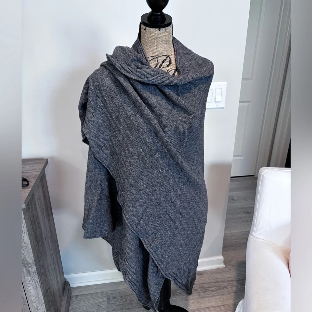 Kendall & Kylie Gray Furniture Cover Accent